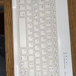 Wireless keyboard with charger