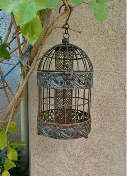 Squirrel Proof Rustic Hanging Bird Feeder Decorative Metal Bird Cage