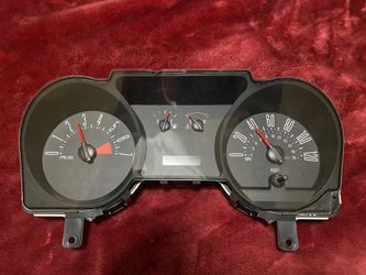 05 - 09 Ford Mustang  Cluster