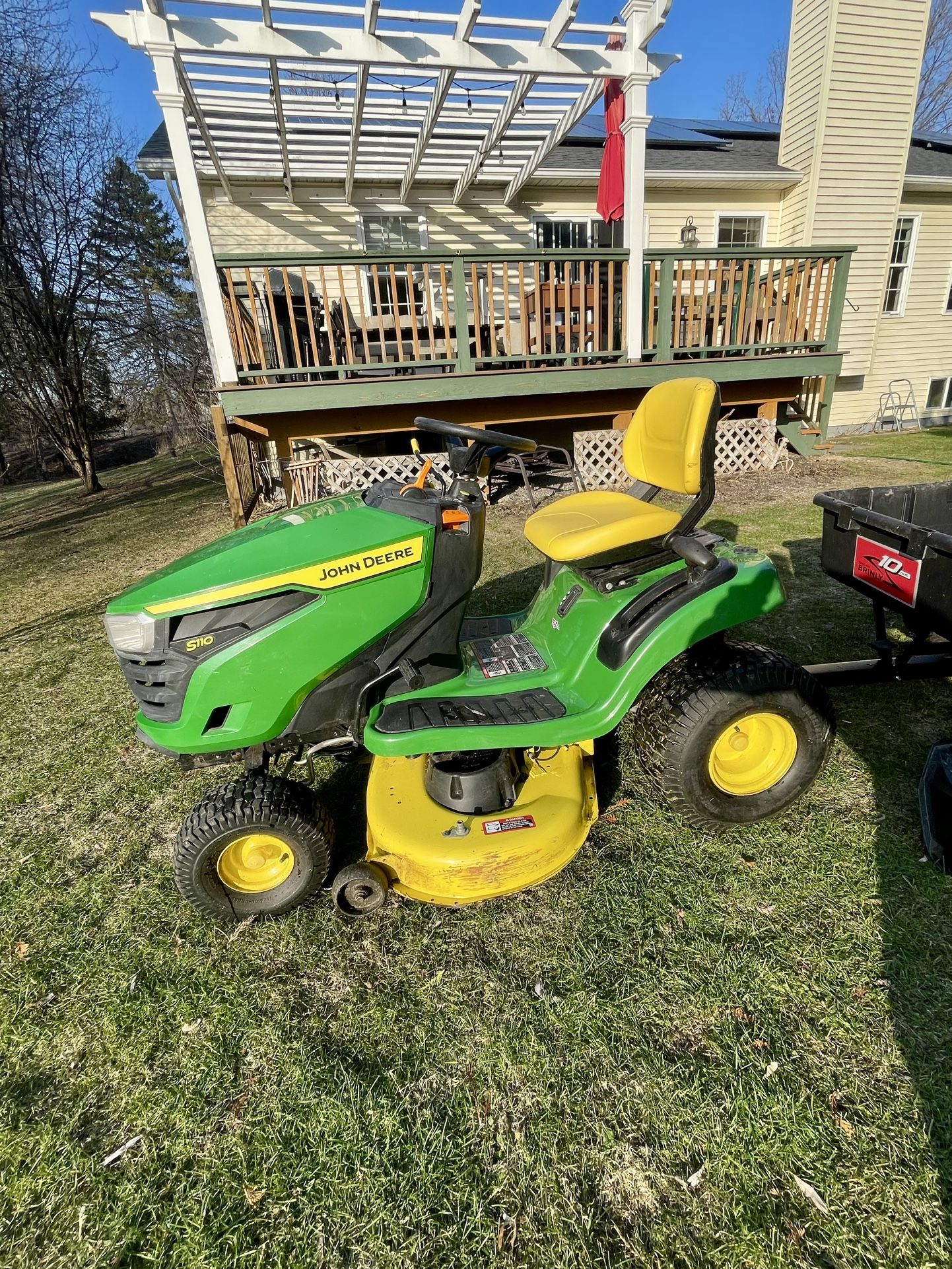 John Deere S100 Riding Lawn Mower