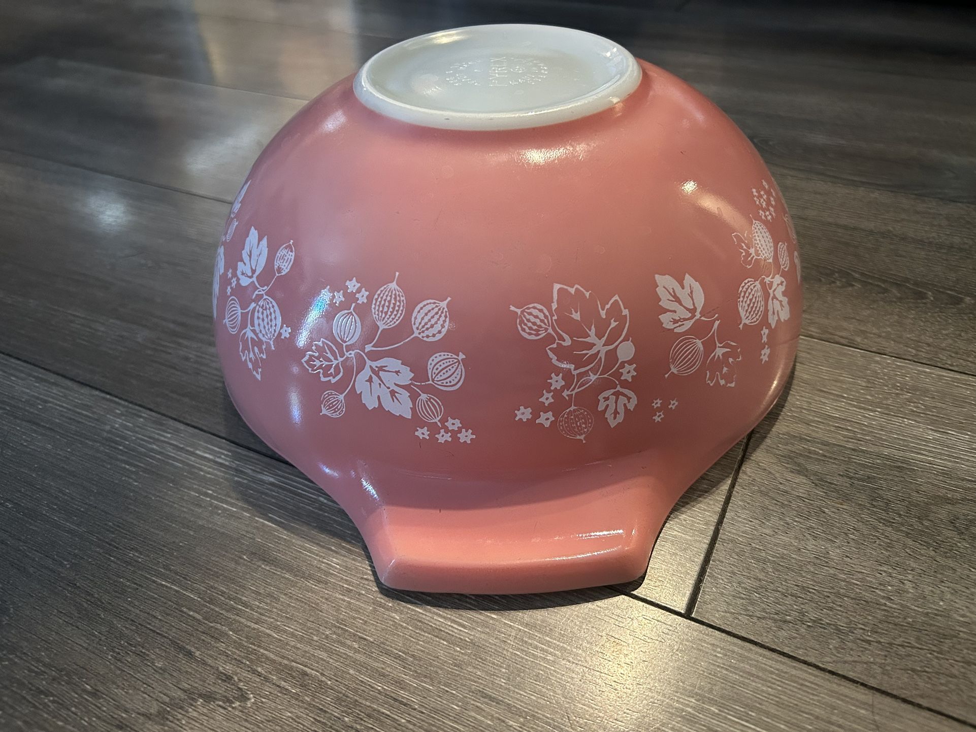 Vintage Pyrex dishes In pink gooseberry