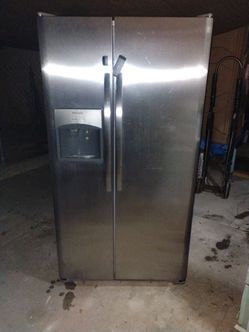 FRIGIDAIRE STAINLESS STEEL SIDE BY SIDE