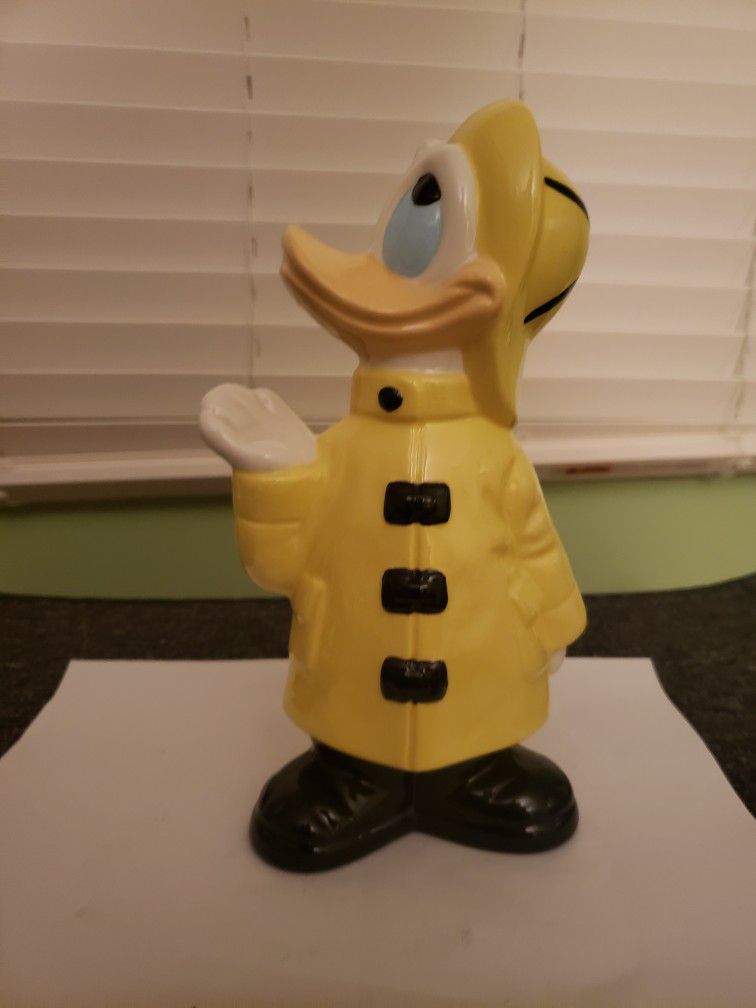 Vintage Walt Disney Donald Duck Yellow Raincoat 10″ Ceramic (1988)

.