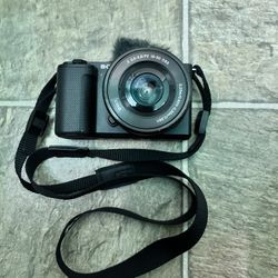 Sony ZV-E10 Mirrorless Camera with 16-50mm Lens