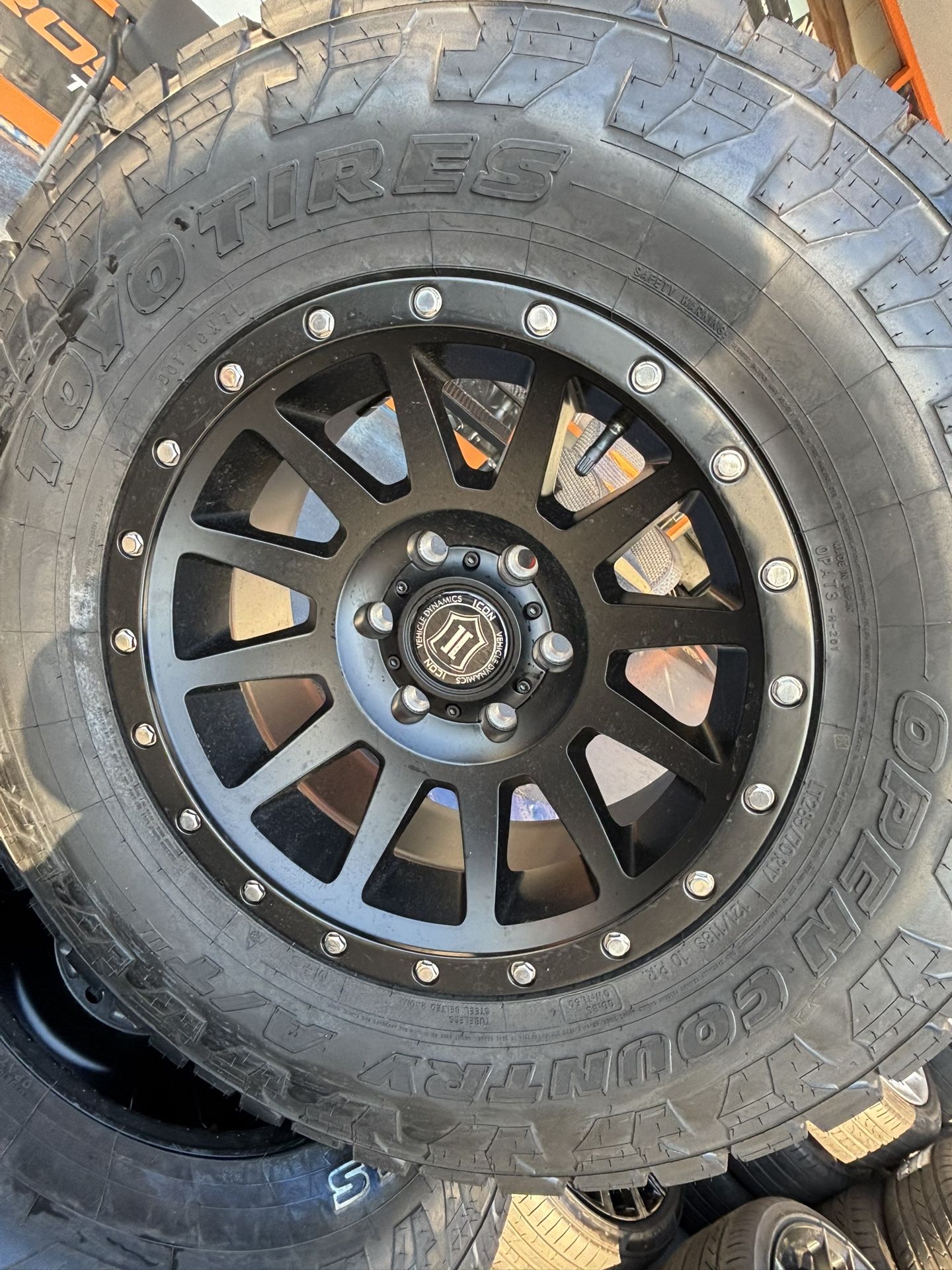 17x8.5. ICON WHEELS. 6x139.   TIRES TOYO.  35x12.50R17.  