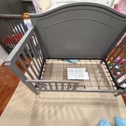 DaVinci Charlie 4-in-1 Convertible Crib – Grey (Greenguard Gold Certified)