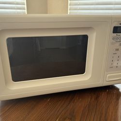 Small Microwave- Goldstar