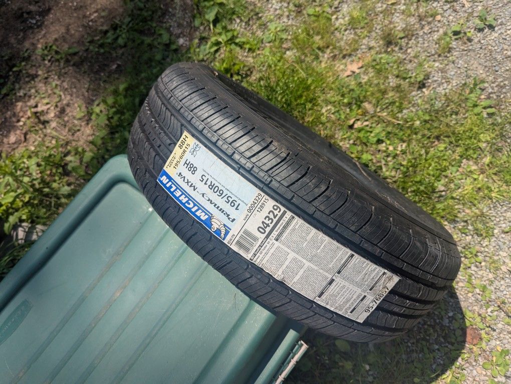 One Michelin Primacy MXV4 Tire
