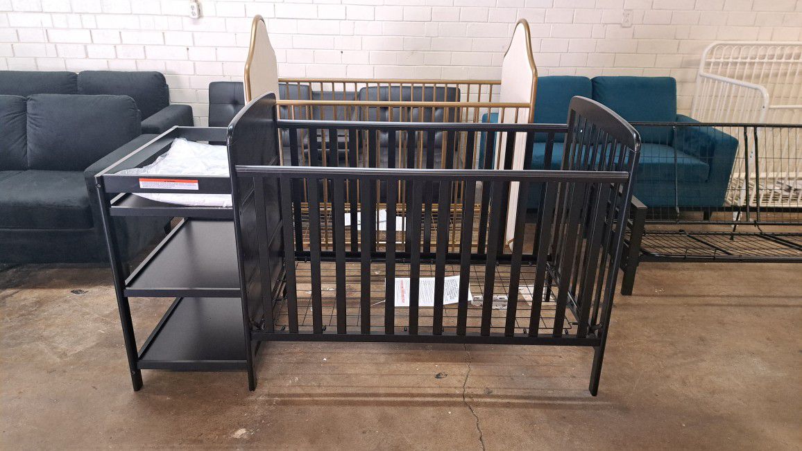 New 3 In 1 Convertible Crib With Changing Table $120 Firm Price 