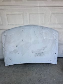 No dents fits 99-02 suburban tahoe or silverado it is not a HD hood its original im located in Glendora   $250