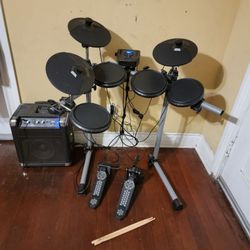 Simmons SD300 5 Piece Electric Drum Set And Sticks With Amp