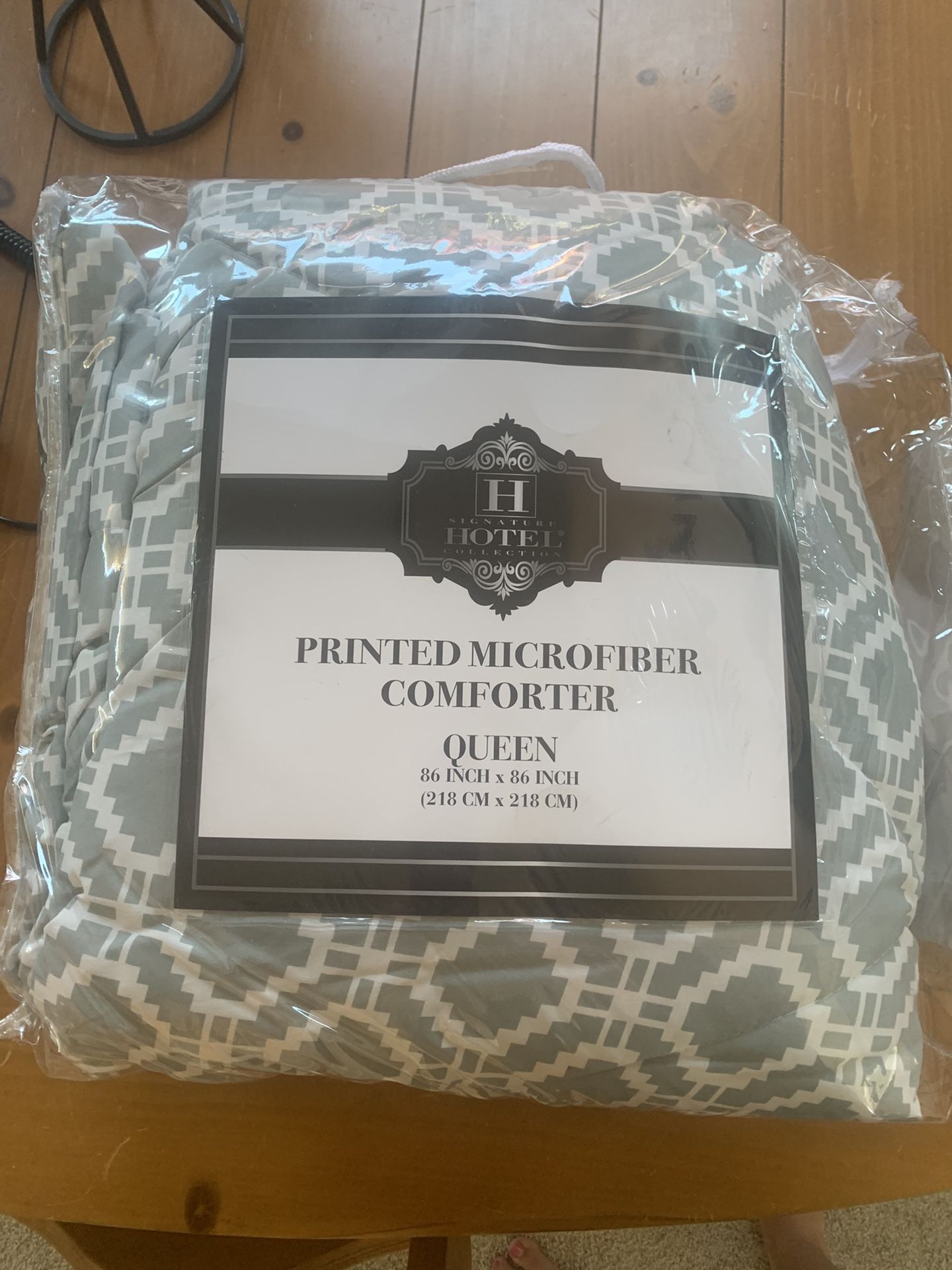 New Comforter Queen Grey/white