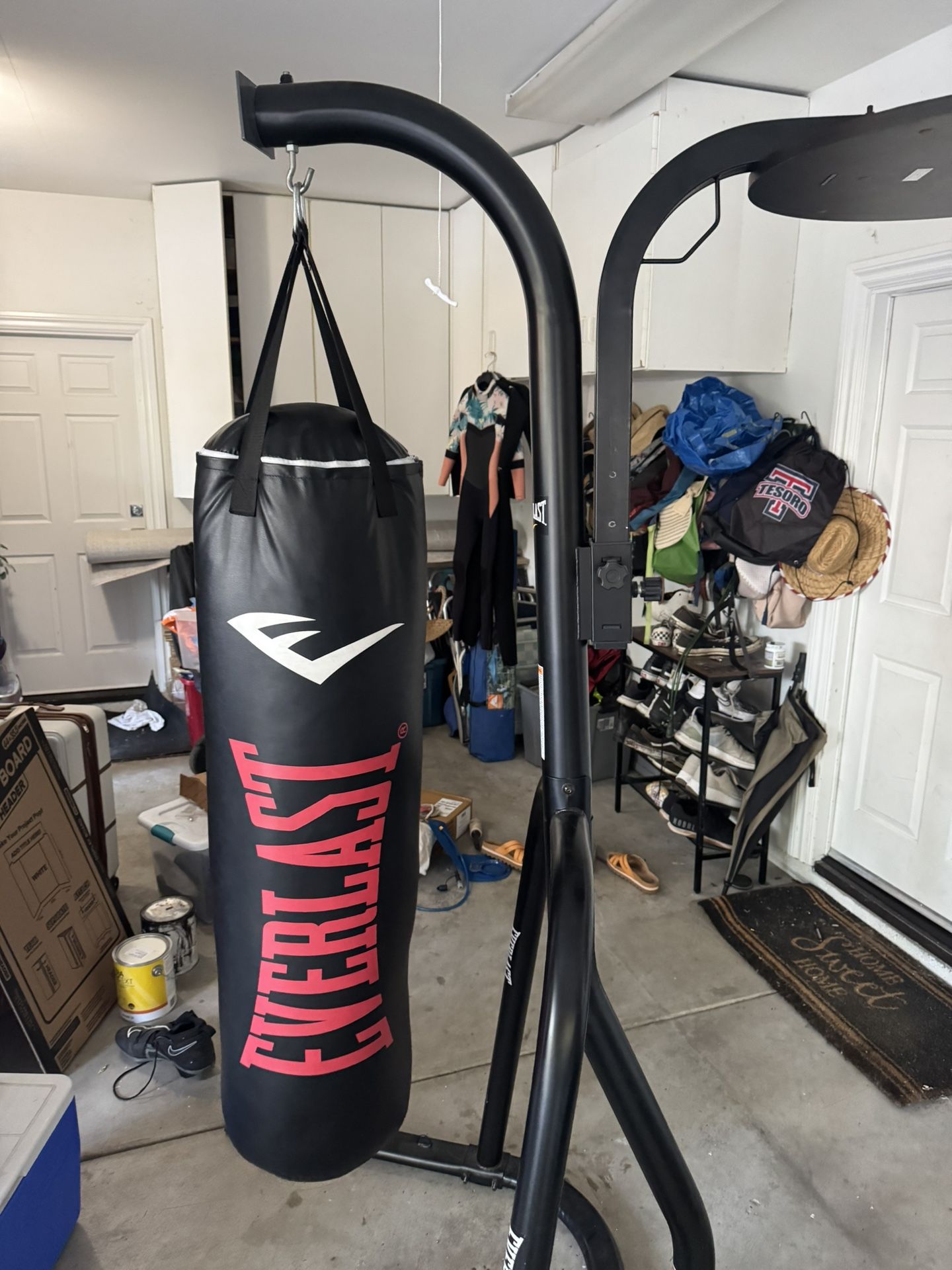 Everlast punching bag With Speed Bag Station