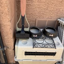 Medium dog crate and dog items in North Peoria
