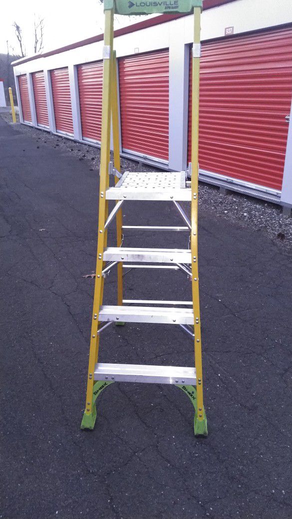 Brand New Louisville 4 Ft Platform Ladder 375 Lb Rating. Read The Description Look At The Pictures