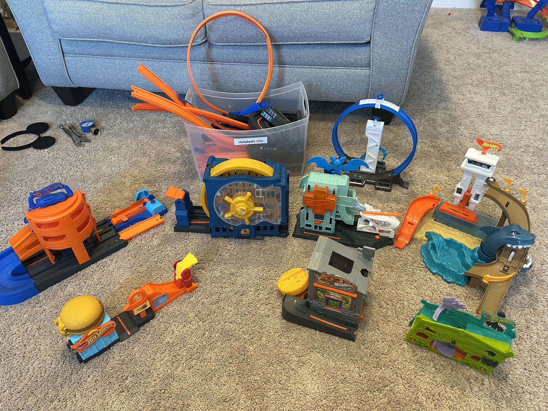 HOT WHEELS CITY FULL SET WITH TRACKS AND CARS