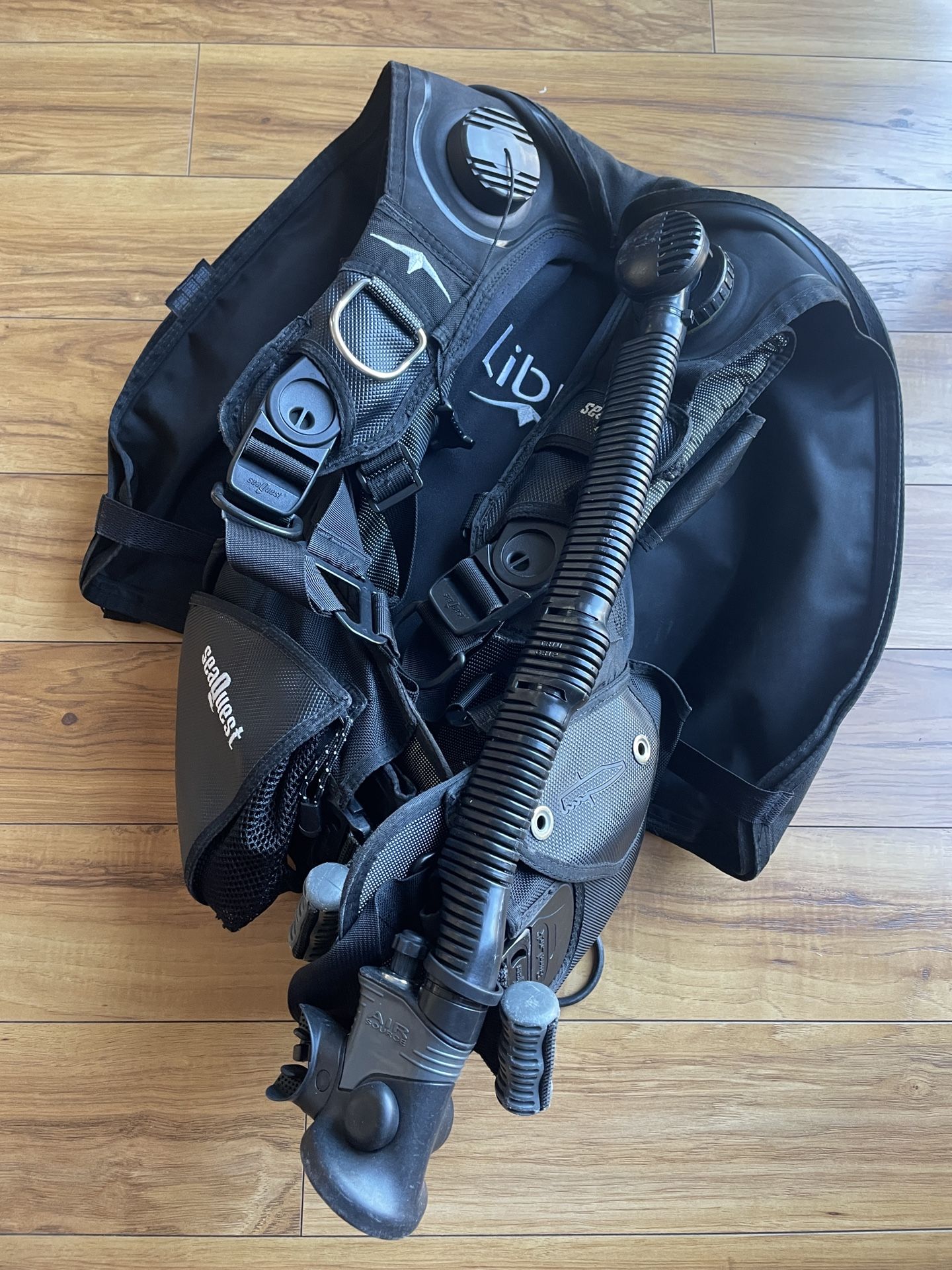 SeaQuest Libra Women's Scuba Diving Weight Integrated Buoyancy Control Device S Small Scuba Dive BCD with Aqua Lung Airsource second stage regulator