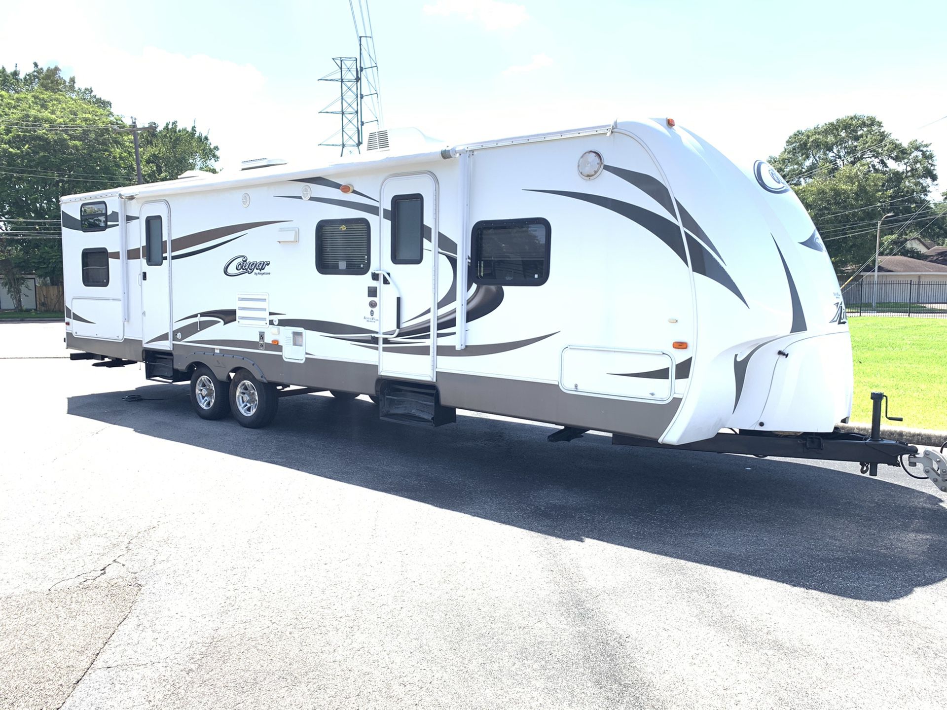 2012 Cougar X-Lite Series 31SQB. 35FT 2 Slide Outs Sleep 11 2 bedroom Lite Weight Travel Trailer w/Rear Bunkhouse, Club Couch w/Bunk Above, Set