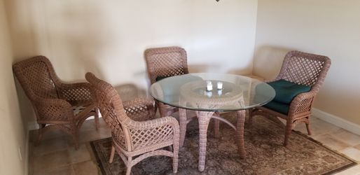 Wicker dining set 4 chairs / cushions glass table top n stand