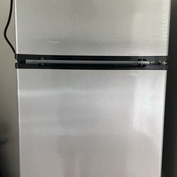 Midea mini fridge