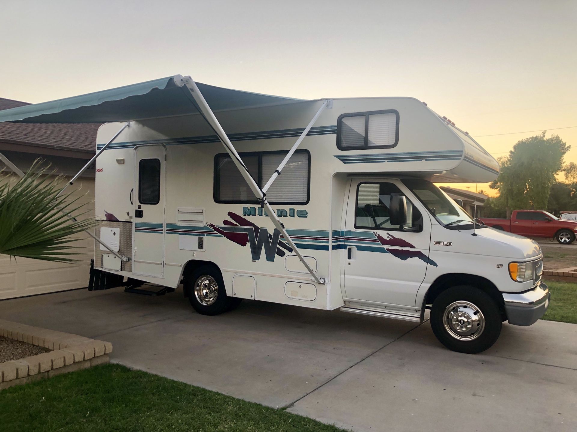 2000 minnie Winnie 21ft class c low miles 17,900 O.B.O. for Sale in