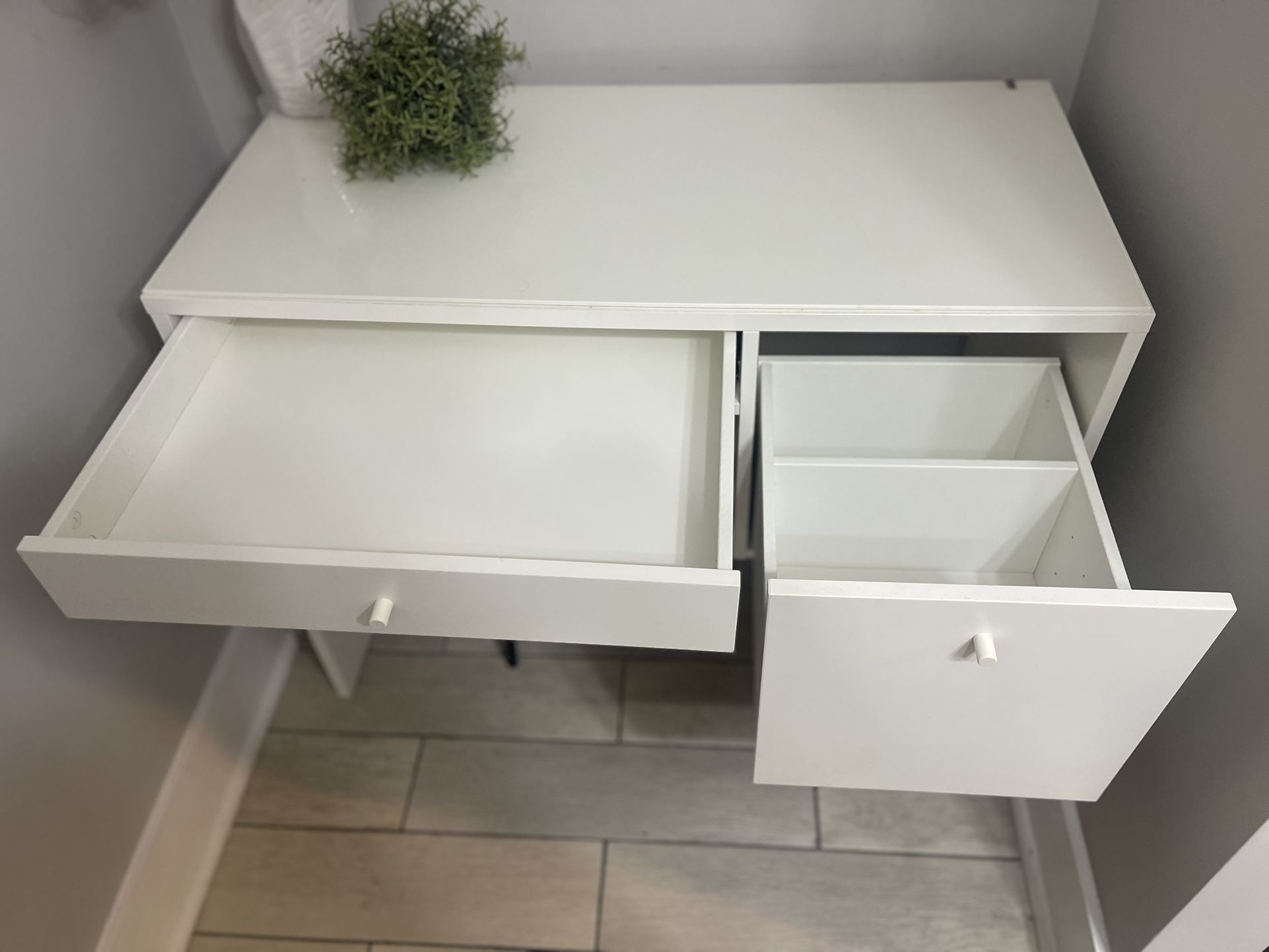 White vanity Makeup Table