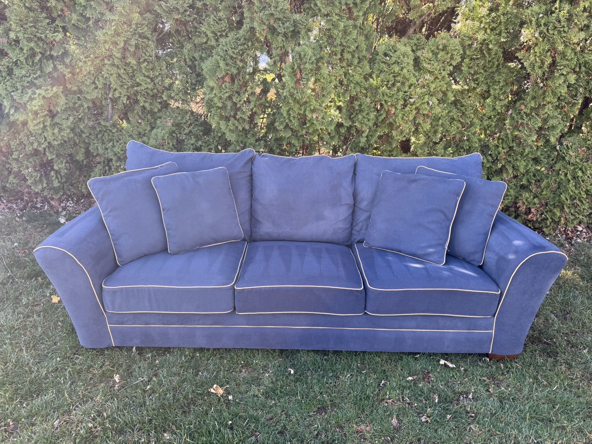 Large Ashley Furniture 3 Seat Couch- Navy Blue w/ 4 pillows(Delivery Available🚗)