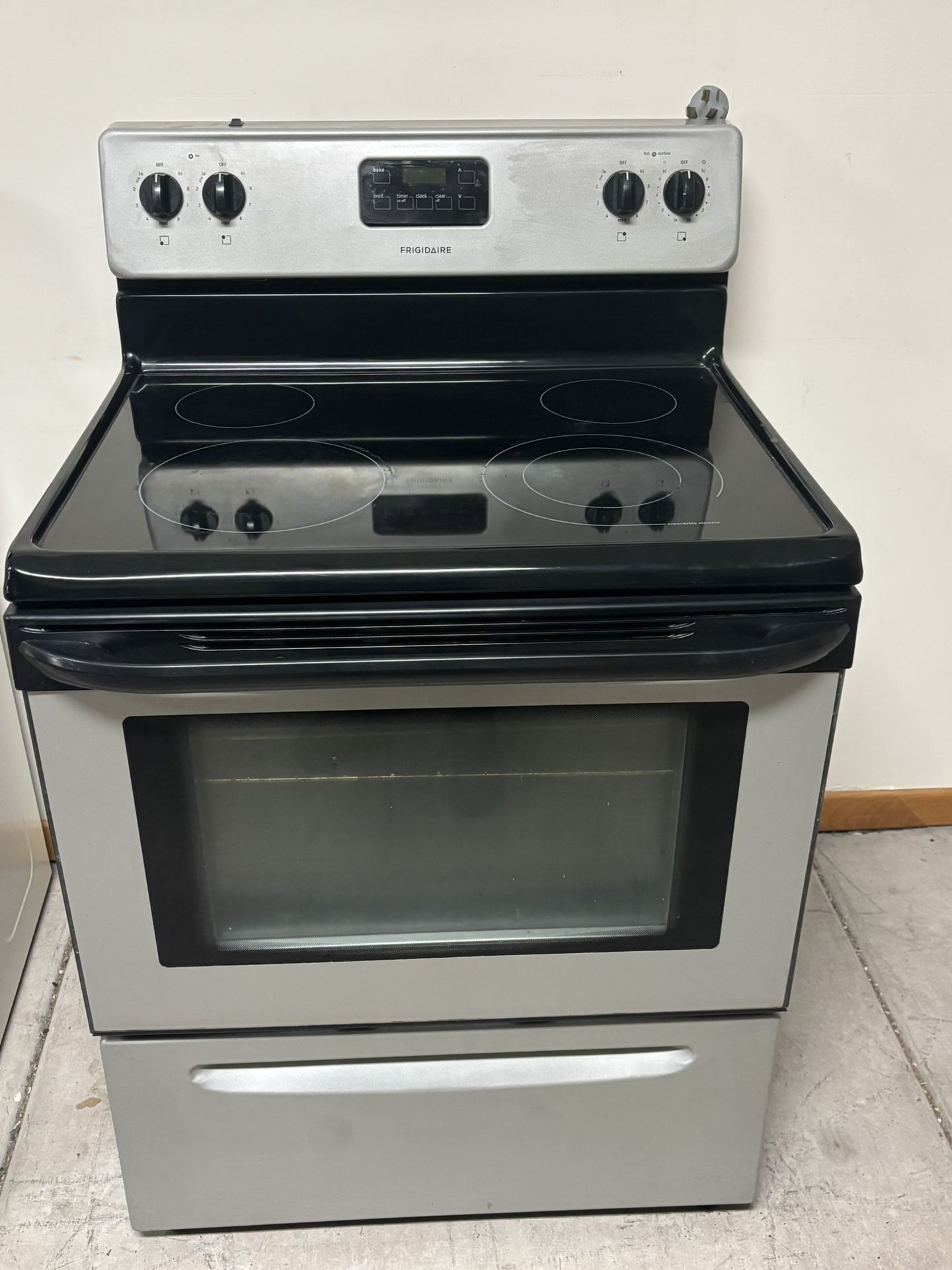Frigidaire Electric Oven (delivery available)