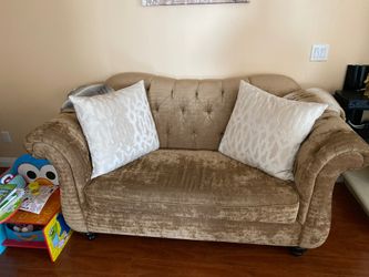 4 decorative pillows