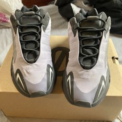 Yeezy 700 Sz 10.5 - 80$ Great Condition 