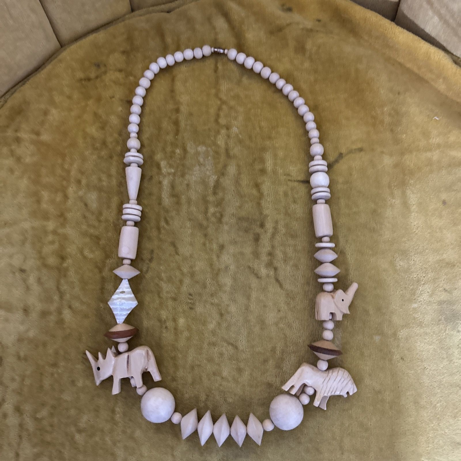 Wooden Hand Carved Necklace  ñ Monroeville
