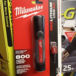 MILWAUKEE REDLITHIUM USB 800L COMPACT  FLASHLIGHT 