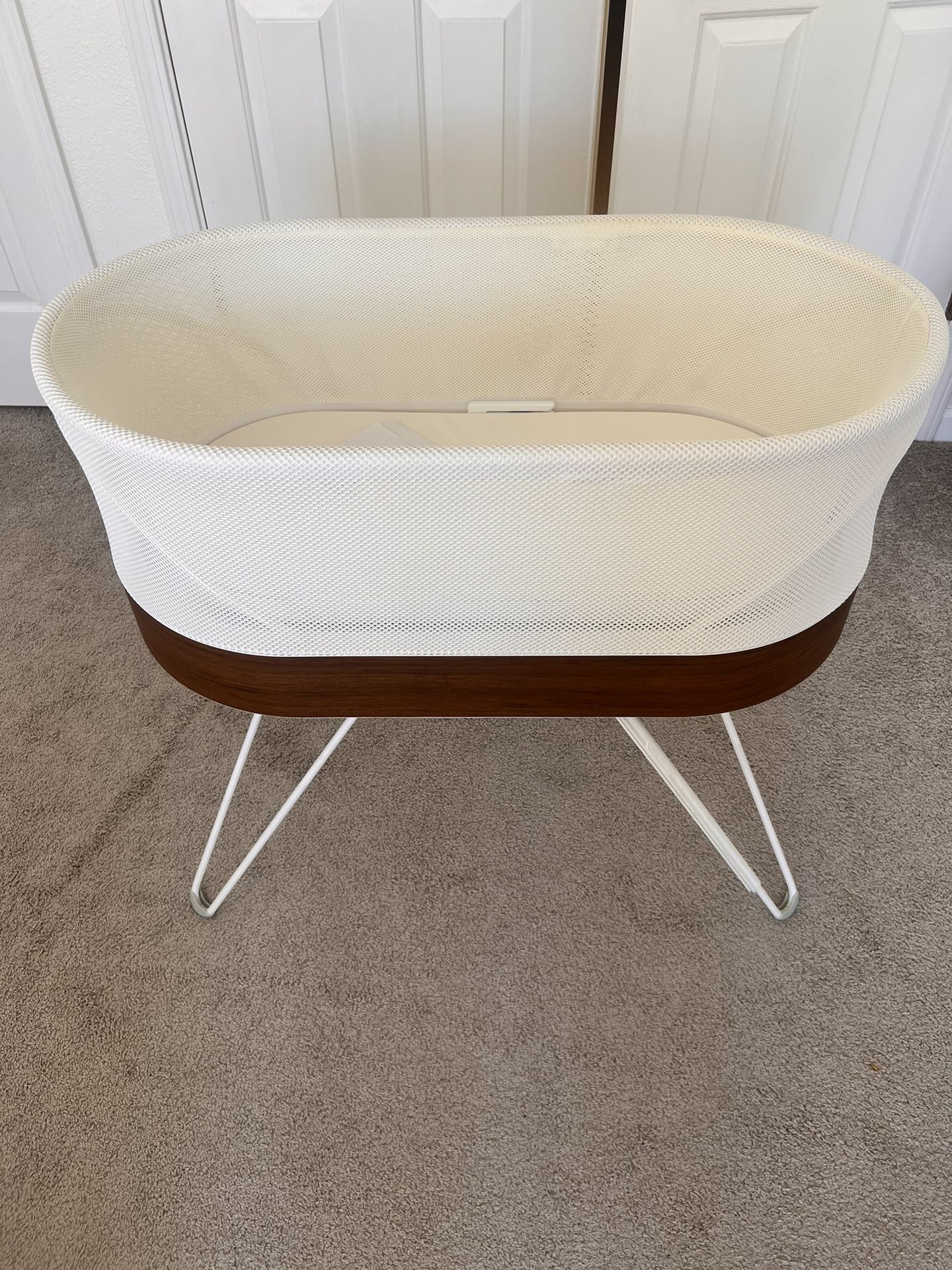 SNOO Smart Sleeper Bassinet – Excellent Condition