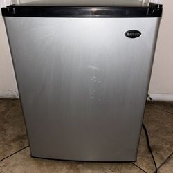 Sanyo Compact Mini Fridge