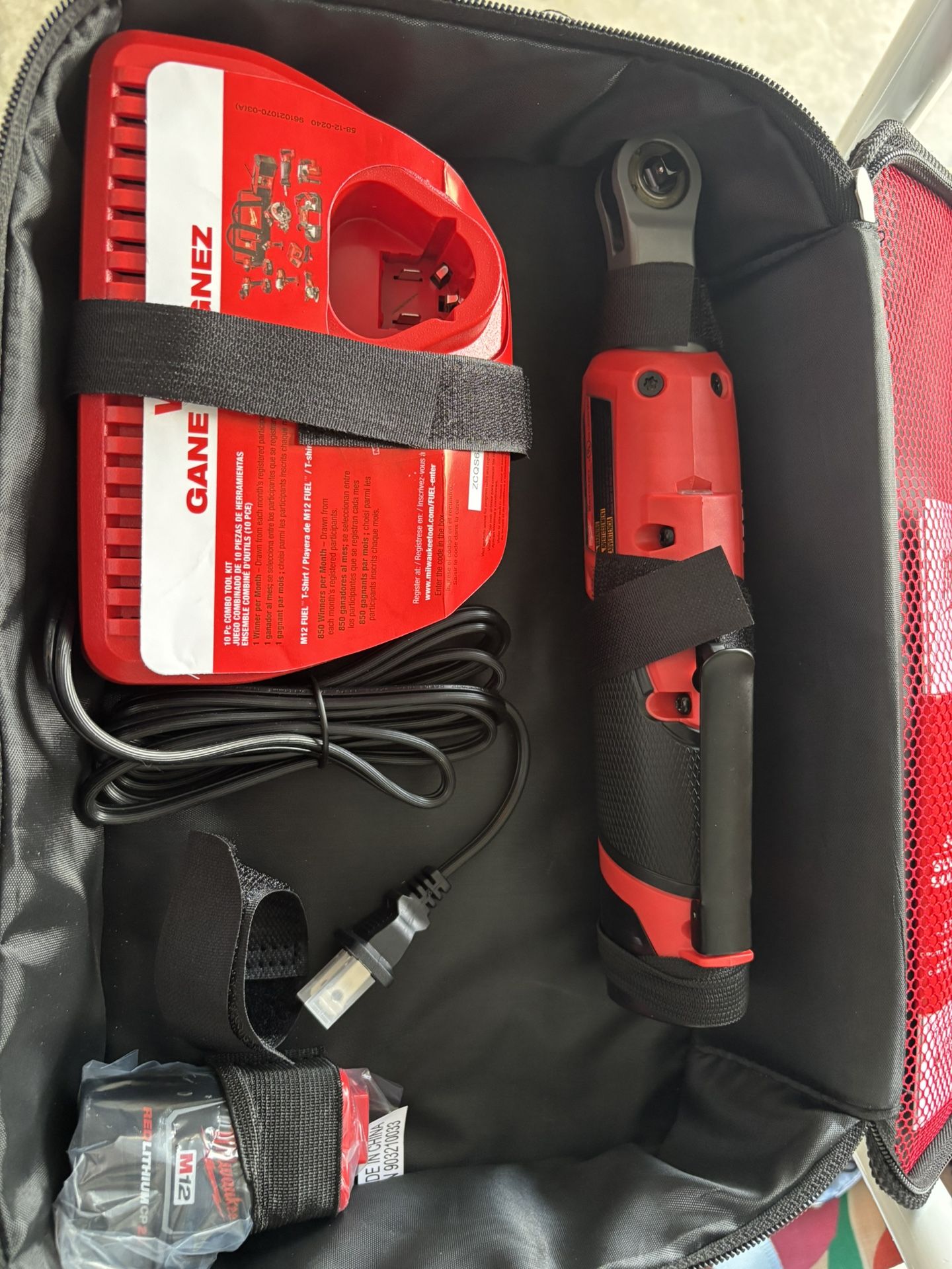 M12 1/4 Ratchet With 2 Batteries And Charger
