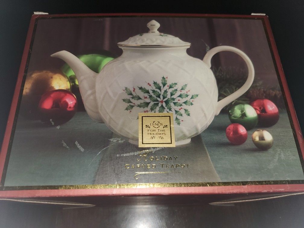 Lenox Holiday Carved Pot