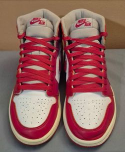 Jordan 1 Retro High OG "Varsity Red" - Wm(Sz 8.5)
