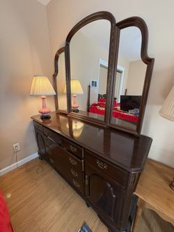 Queen Bedroom With Dresser Mirror