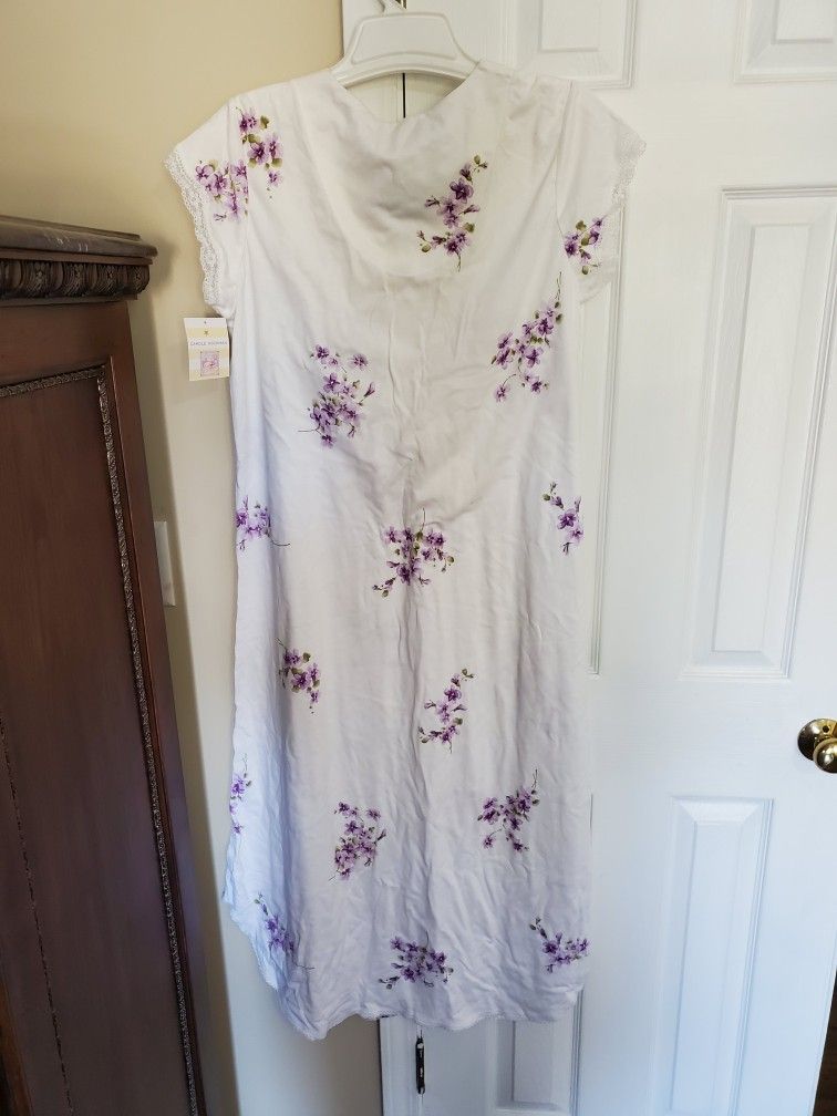 New CAROLE HOCHMAN nightgown. Size M