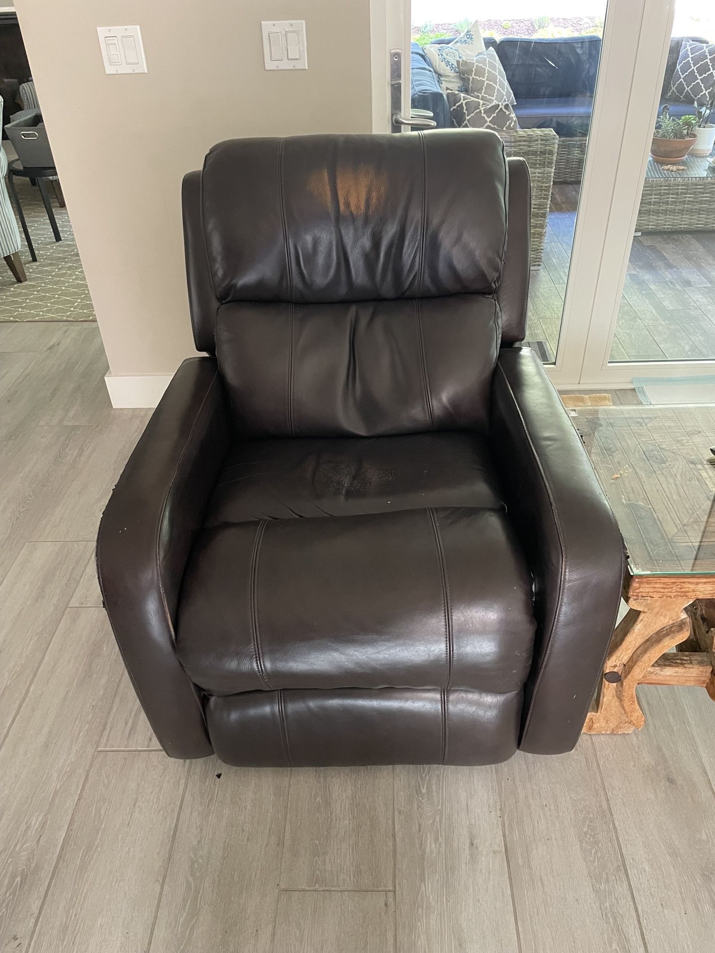 Electric Leather Recliner – Works Great