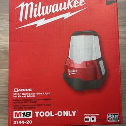 Milwaukee M18 18-Volt 2200 Lumens Cordless Radius LED Compact Site Light with Flood Mode (Tool-Only