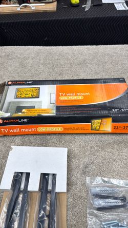 Tv or monitor mount low profile