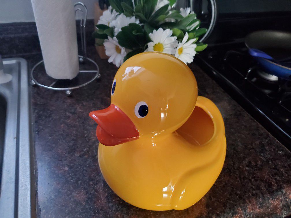 Ceramic duck vase for flower arrangement