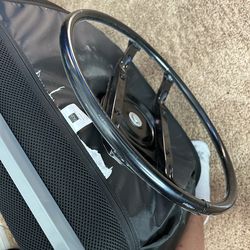 Foldable gaming chair swivels