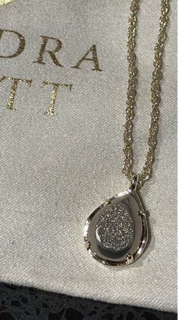 Kendra Scott necklace