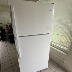 Whirlpool 18.2 cu. ft. Top Freezer Refrigerator in White