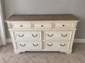 Farmhouse White Distressed 7-Drawer Dresser