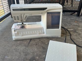 Husqvarna Viking Designer SE Sewing/Embroidery  Machine