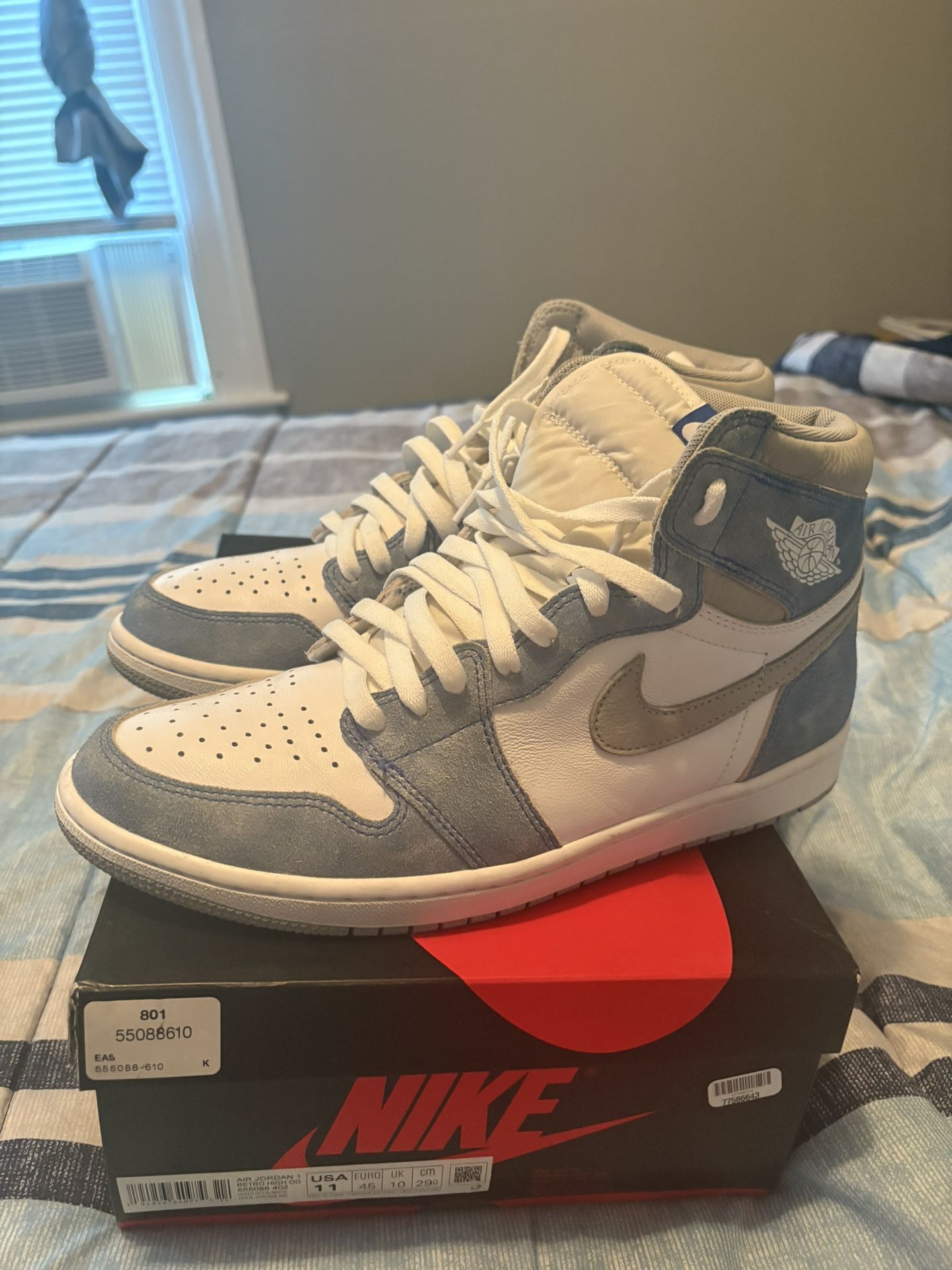 Jordan 1 Hyper Royals 