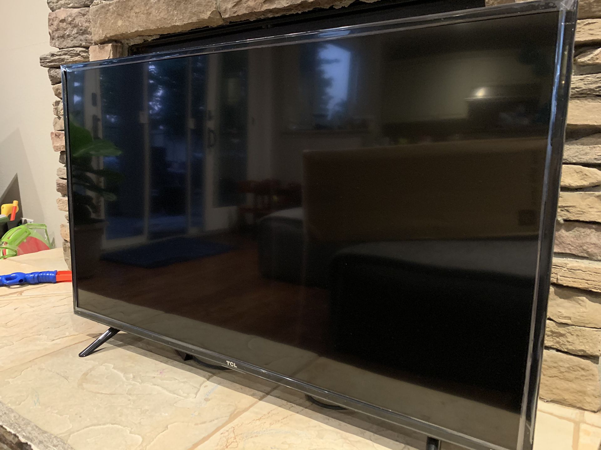TLC 43” LCD Roku TV (43S303)